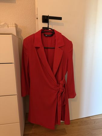 Jumpsuit Zara rot Wickeloptik Grösse M guter Zustand