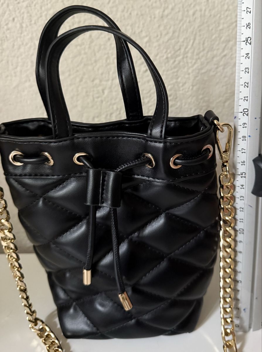 Borse da donna: Schwarze gesteppte Mini-Bucket-Bag mit goldener Kette – Nuovo (secondo la descrizione) da Zürich venduto da Vma_reuse 6