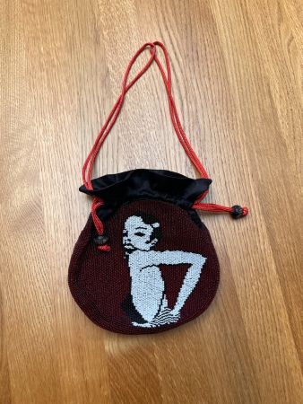 Elegante Abendtasche mit kleinen Perlen