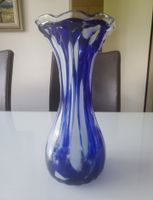 Blaue Glasvase mit weissen Akzenten