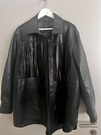 Schwarze Kunstlederjacke mit Fransen von Mango, Grösse M