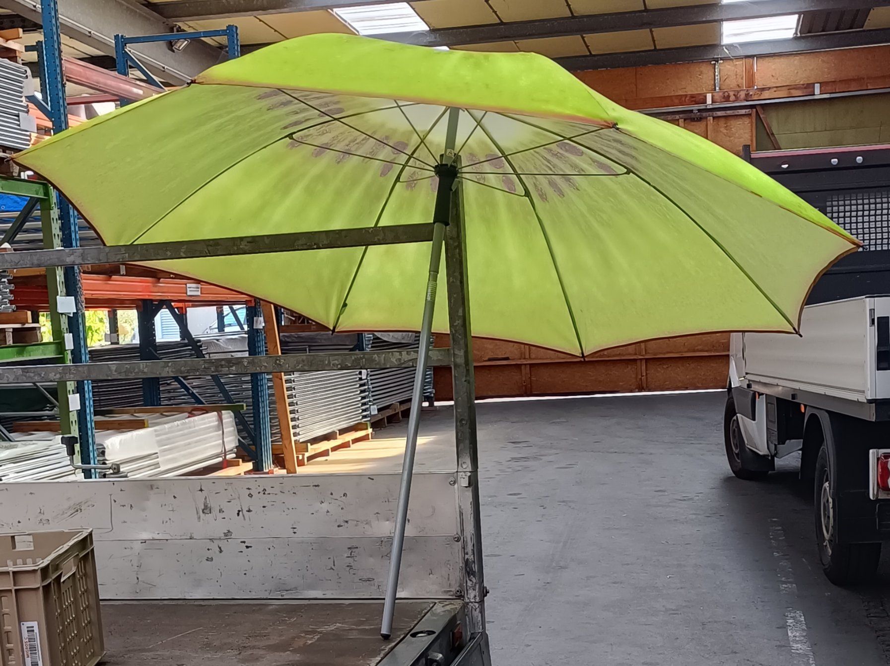 Parasols: Sonnenschirm – Défectueux à Däniken SO par thumbnail