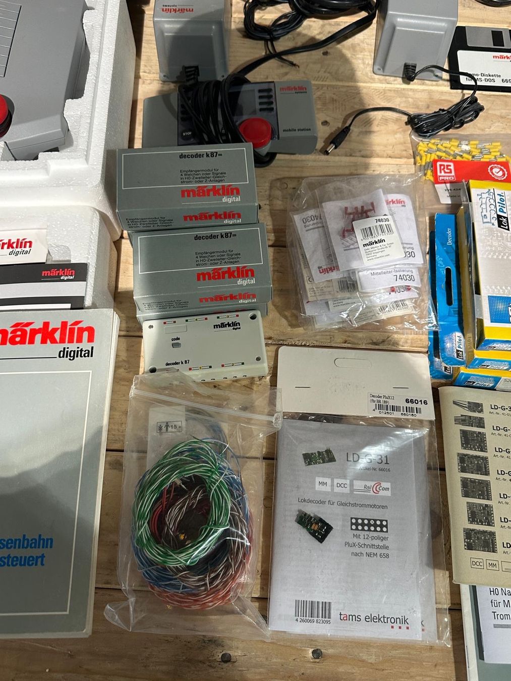 Märklin Modellini di ferrovie: Riesiges Märklin Digital Konvolut mit Lok Pilot Decoder etc. – Usato da Luzern venduto da Fracht-Design.ch 6