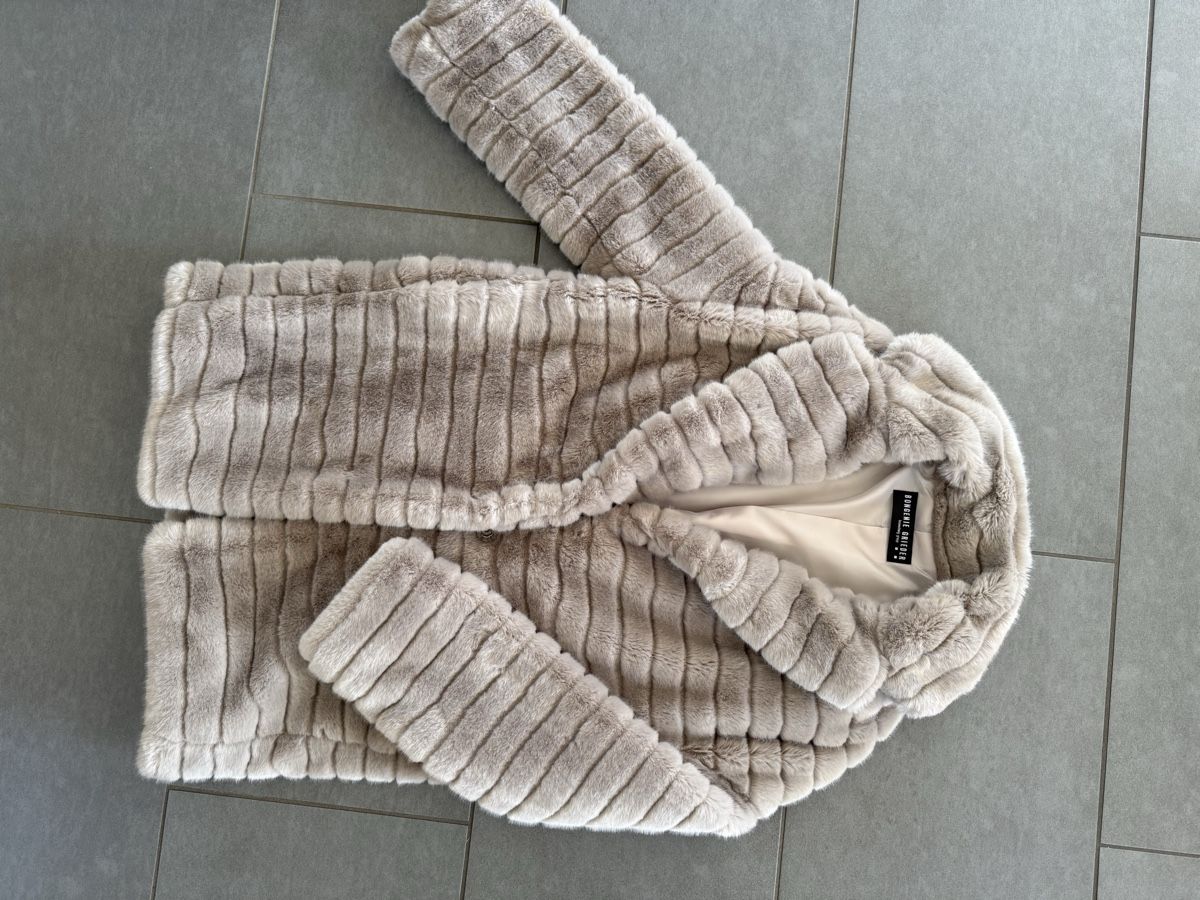Cappotti: Faux Fur Mantel – Nuovo (secondo la descrizione) da Humlikon venduto da Markenmaus
