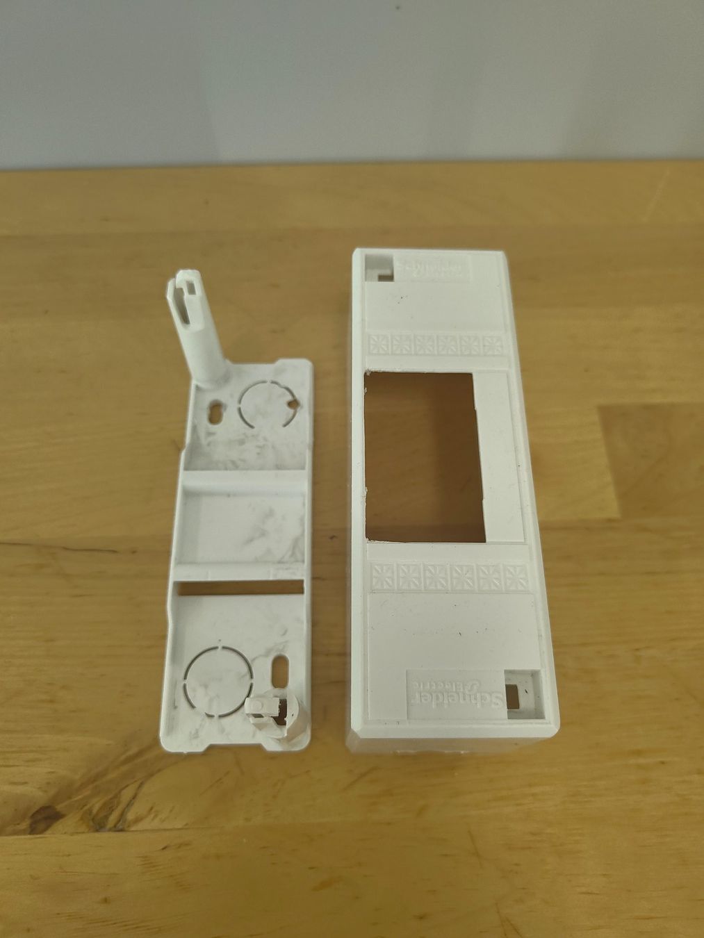 Schneider Alimentazione elettrica: Schneider Electric AP Gehäuse Distribution Box 2 Einheiten – Usato da Emmenbrücke venduto da BlSi 4