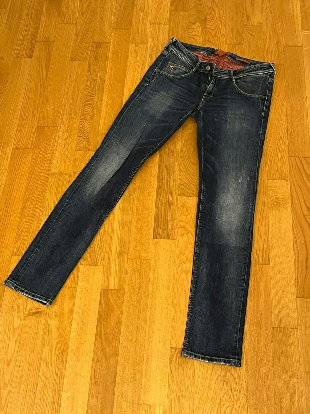 Jeans: Jeans 👖  – Gebraucht aus Fribourg von mal_8zjh