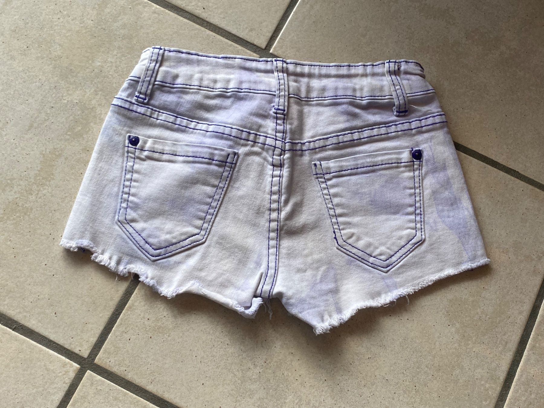 Pantalons: 140 mini short INSIDE – D'occasion à Orpund par Mary8972 6