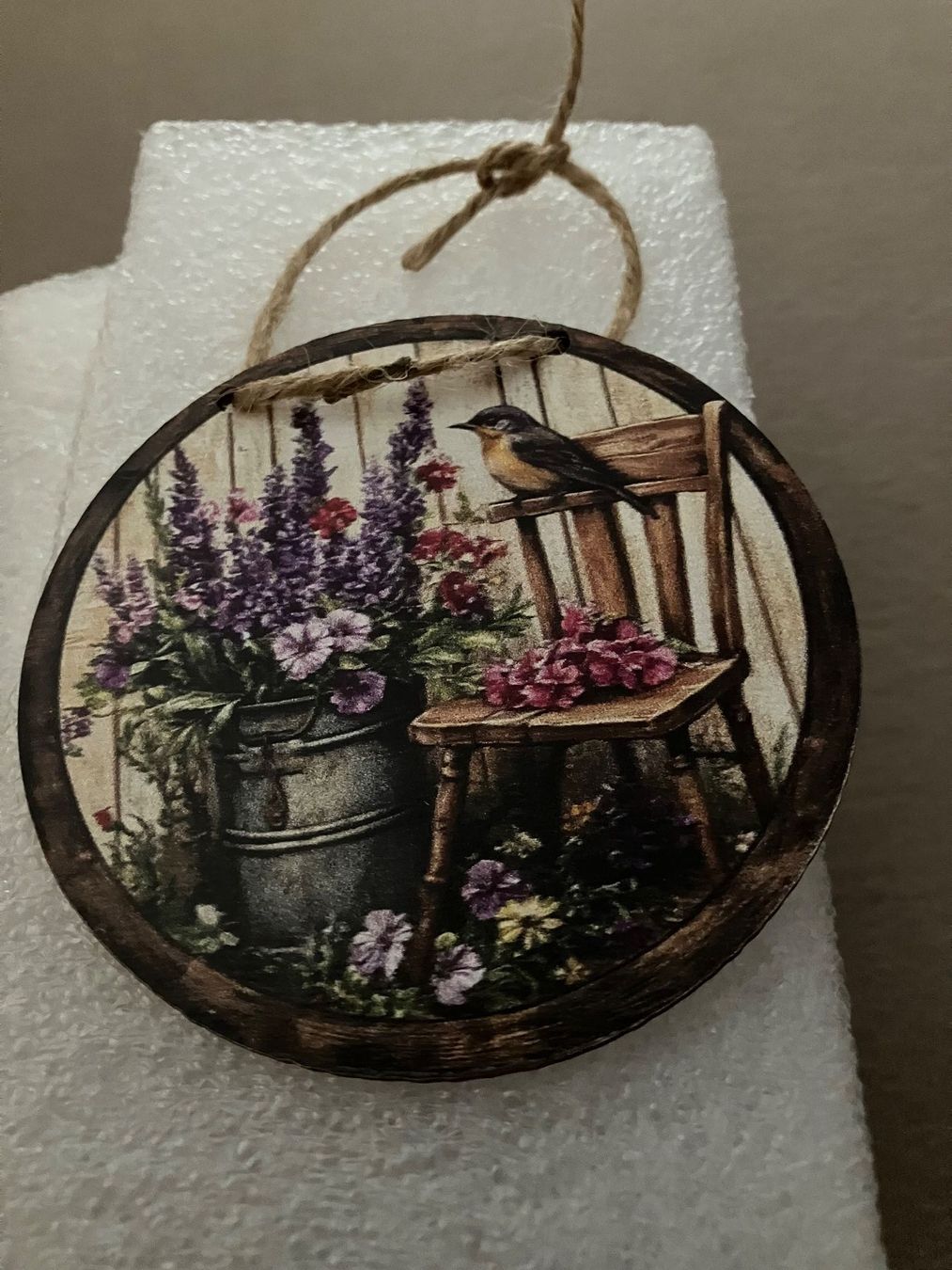 Tutte le decorazioni: Süsses 2d flaches Vogel Blumen Holzbildli, Durchm. 8 cm – Nuovo (secondo la descrizione) da Affoltern am Albis venduto da Dlotti
