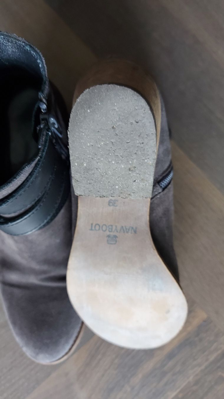 Navyboot Scarpe da donna: NAVYBOOT Graubraune Wildleder Stiefeletten Gr.39 – Usato da Pfäffikon ZH venduto da siae 2