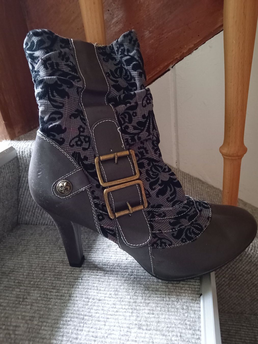 Scarpe da donna: Bottines à talons avec boucles, style baroque – Usato da Rüthi (Rheintal) venduto da titlis07