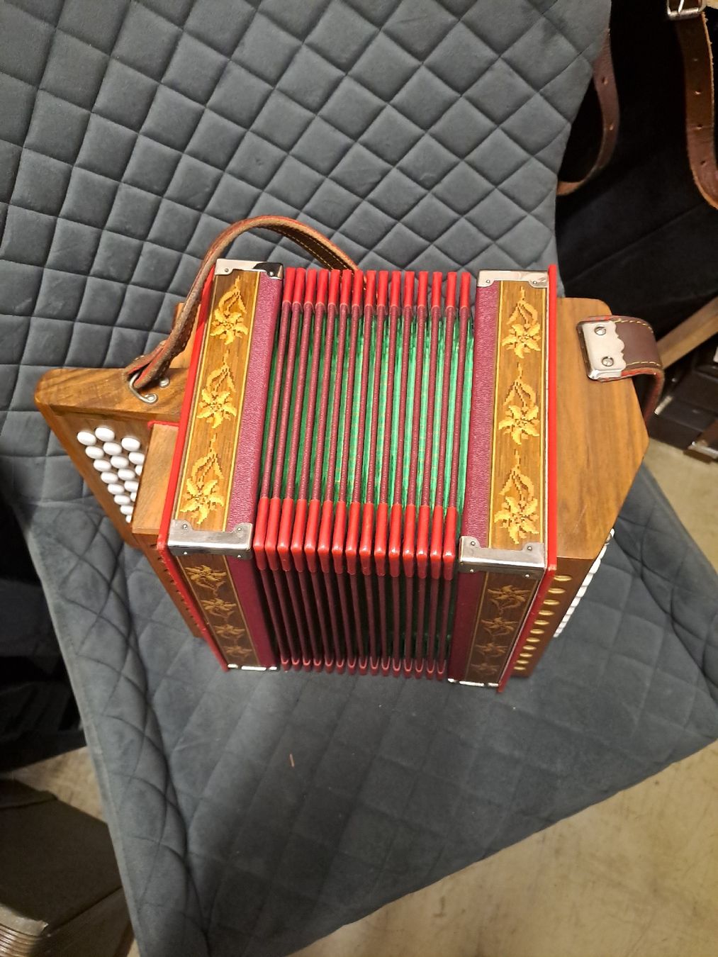 Strumenti musicali: Aemmentaler orgeli ton B..  – Usato da Villeneuve venduto da BibiVintage 1