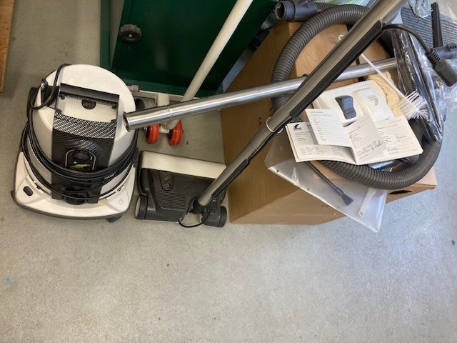 Aspirapolveri & Accessori: Delphin Staubsauger mit Wasserfilter – Usato da Kirchberg BE venduto da Ryo16 1