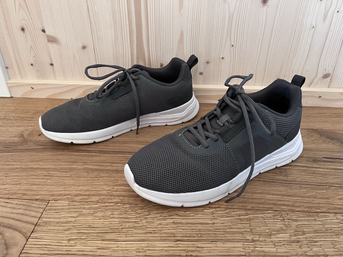 Scarpe da uomo: Vty Hallenturnschuhe Gr 42 – Usato da Russikon venduto da sparklingvision 1