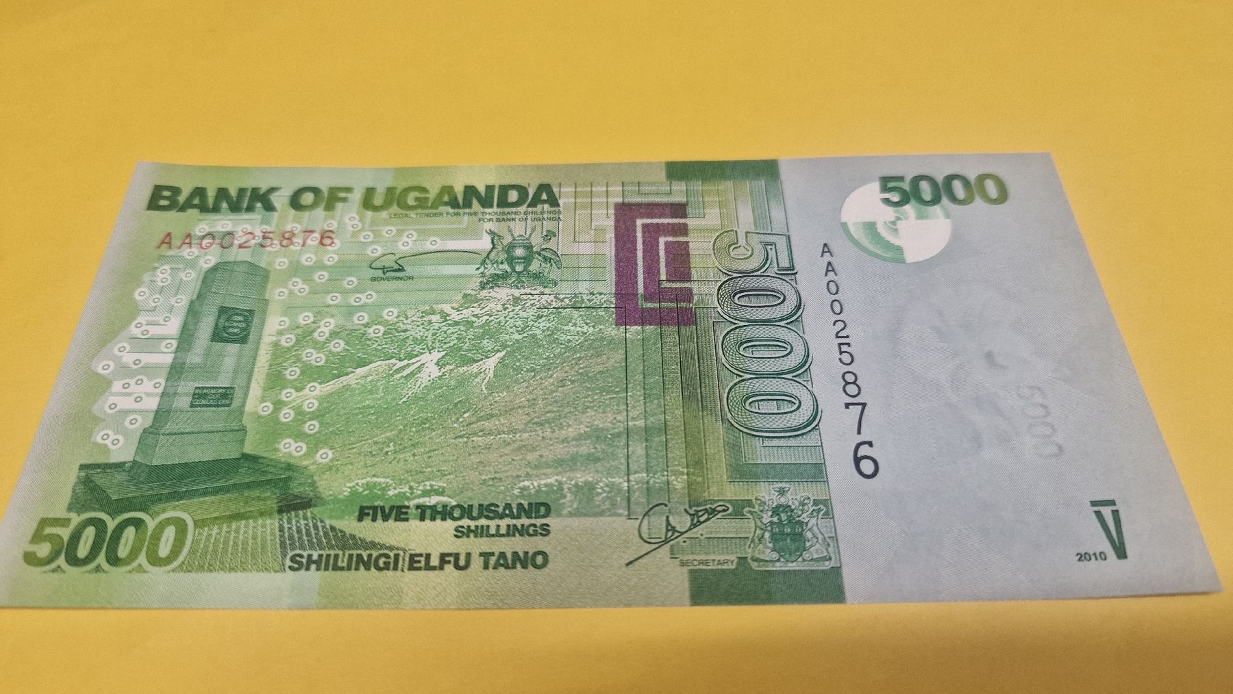 Banknoten: Uganda Banknote, 5000 Schilling, Jahr 2010 – Neu und originalverpackt aus Herisau von Antiques.AR