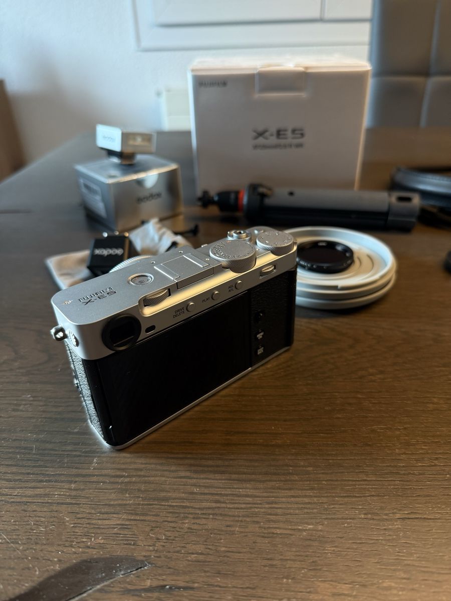 Fujifilm Fotocamera: FUJIFILM XE5 KIT MIT ZUBEHÖR – Nuovo (secondo la descrizione) da Andelfingen venduto da CauroMorbo 1