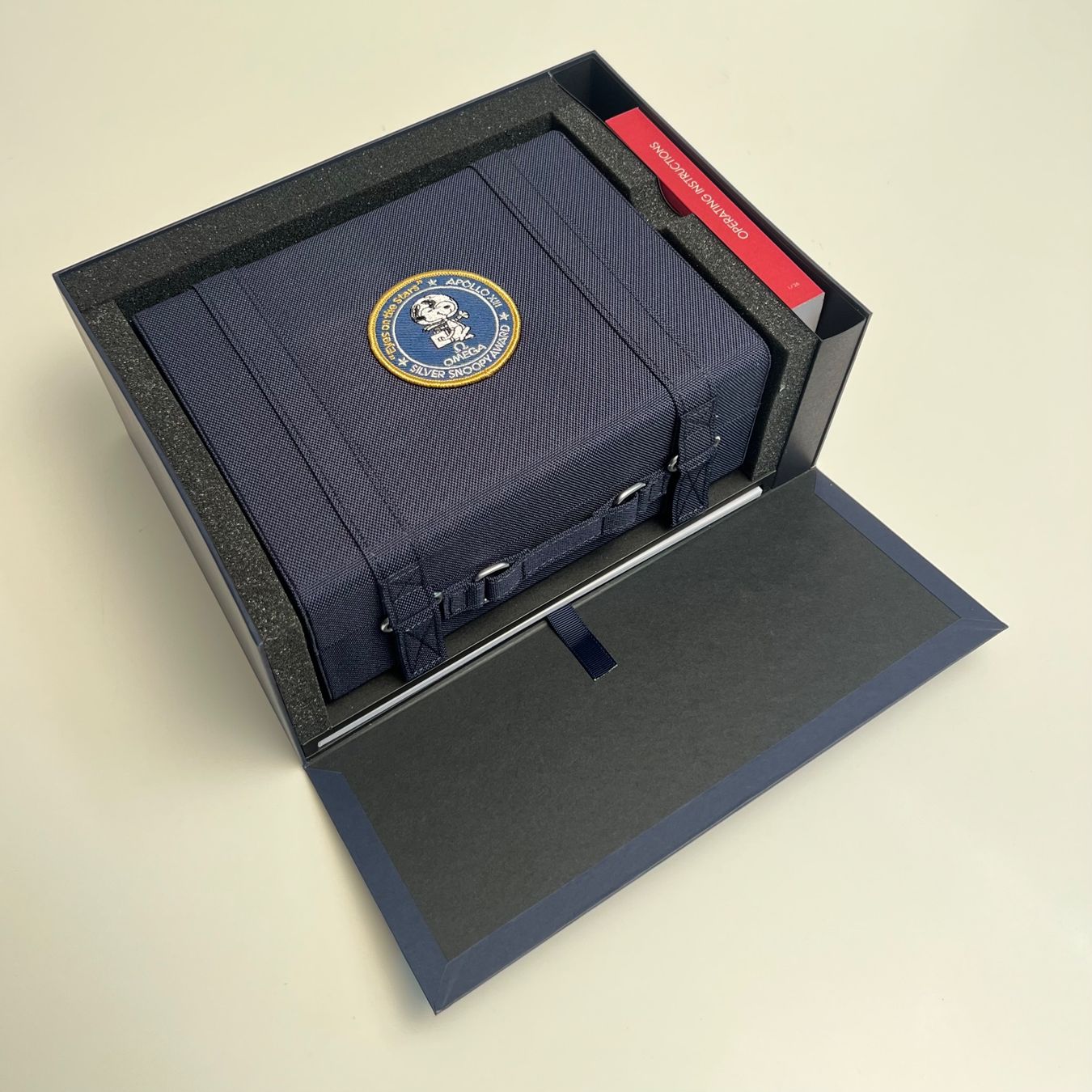 Omega Orologi: Omega Speedmaster Snoopy 50 ans – Nuovo e nell'imballaggio originale da Grand-Lancy venduto da Zephyr.26 1