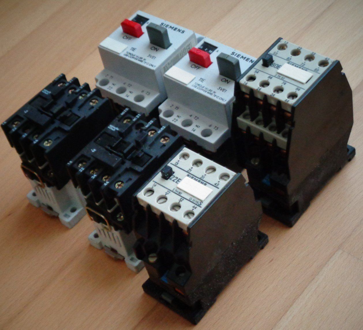 Siemens Componenti elettronici: Relais 230V  4x und Thermoswitch 2x – Usato da Dübendorf venduto da neringa 2