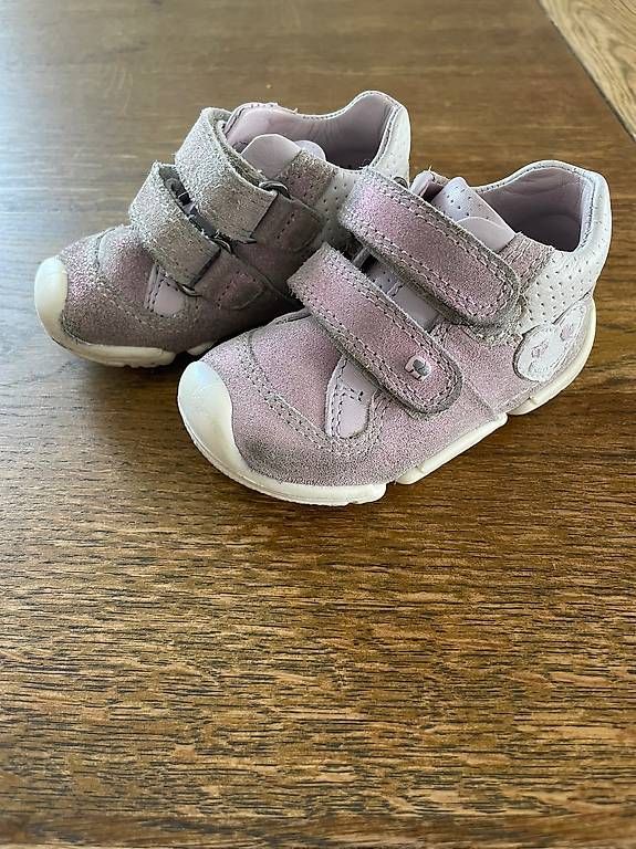 Chaussures garçon: Lauflernschuhe violett-glitzer Nr.18 – D'occasion à Siglistorf par nin_gl2p