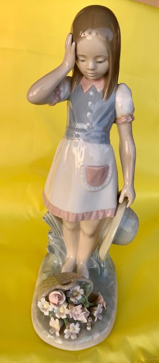 Statuette Vintage Fille En Résine Jaune – Figure De Collection Ou Décoration