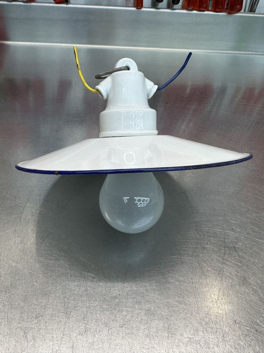 Lampade: Alte Emaille Lampe Top Zustand! – Usato da Schwende venduto da weesli