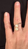 Eleganter Damenring mit zwei Perlen - Zeitloser Schmuck