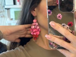 Boucle d’oreille pendante rose