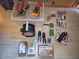 Elektro-Konvolut  Multimeter, Batterieladegerät, Kabeltromm