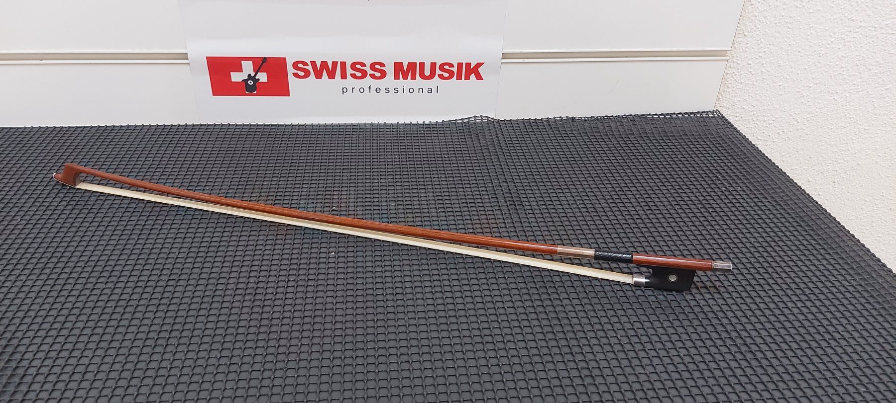 Strumenti musicali: Jean de Smet Cellobogen 78 gr. L=71-Cmm – Usato da Glattbrugg venduto da Swissmusik
