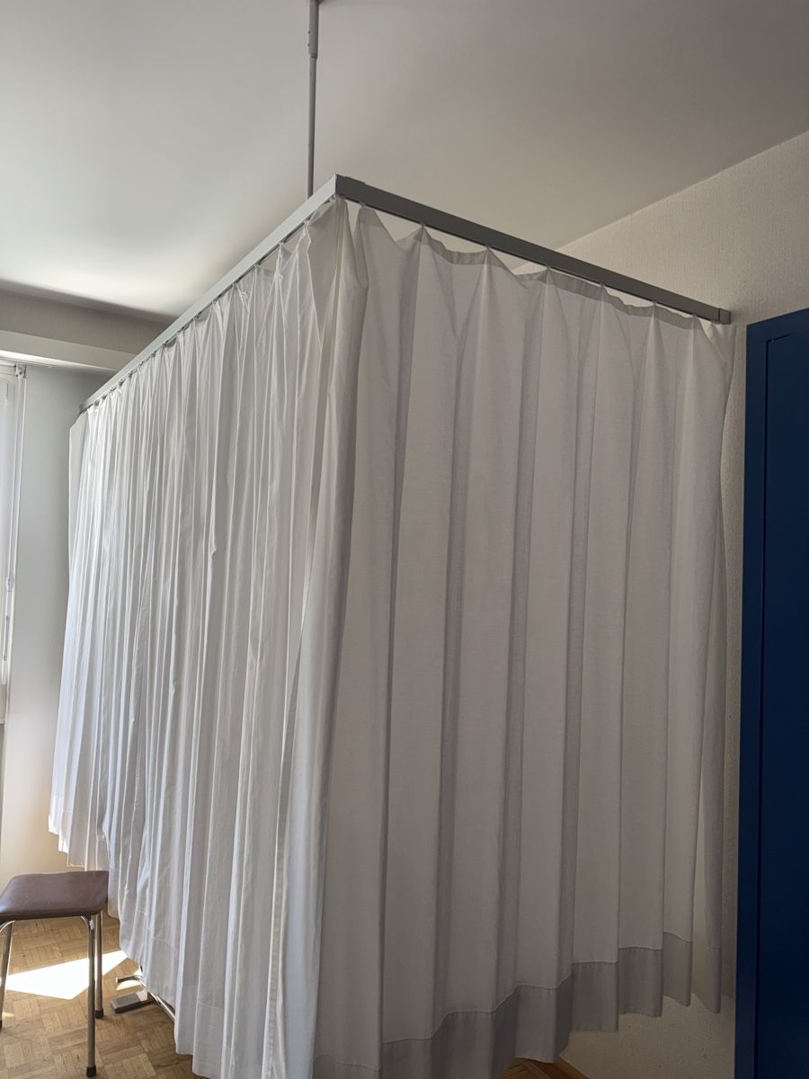 Tende: Praktische Decken-Vorhangschiene mit Vorhängen Gratis – Usato da Zürich venduto da Rosabella2810 1