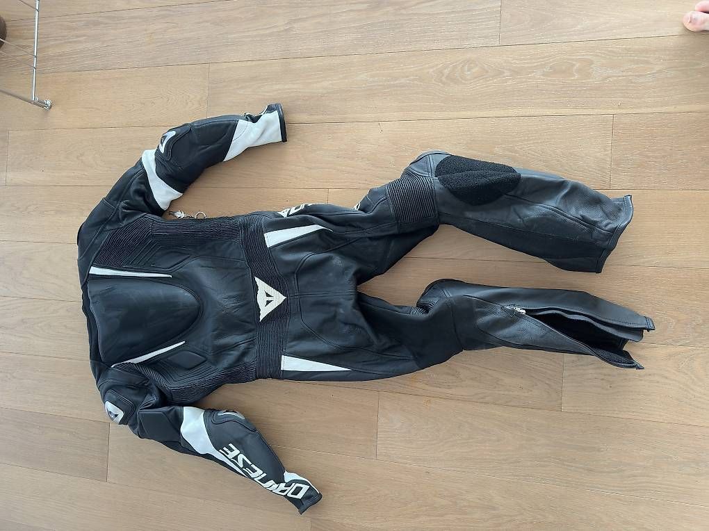 Completi: Dainese Lederkombi – Usato da Nussbaumen AG venduto da ulululuca 1