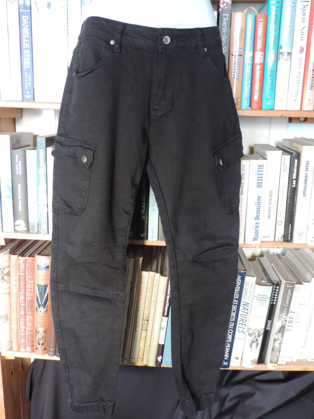 Pantaloni: pantalon stretch noir – Usato da Genève venduto da Axelle333 2