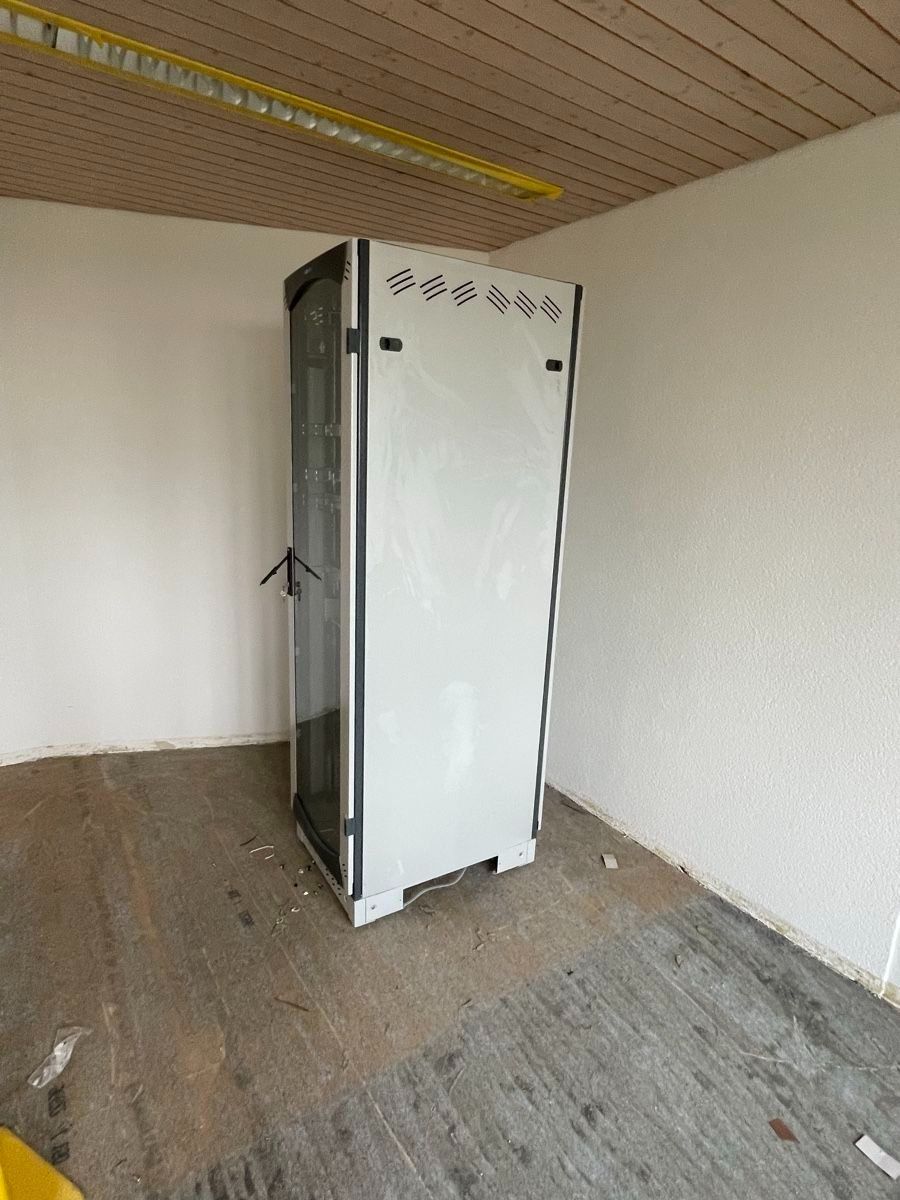 Racks & Ständer: Sarel - Server-Rack 19 Zoll mit Glastüre – Gebraucht aus Mels von Kollershop 2