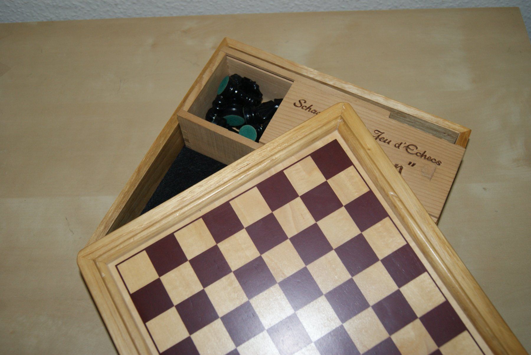 Giochi: Schachbrett-Box aus Holz mit Bakelit? Figuren – Usato da Zürich venduto da Widi1 7