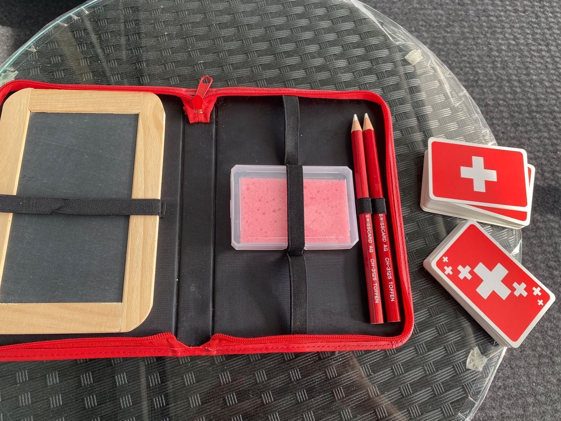 Giochi: Jassetui Rot Kunstleder mit Inhalt – Usato da St.Gallen venduto da bubo2008