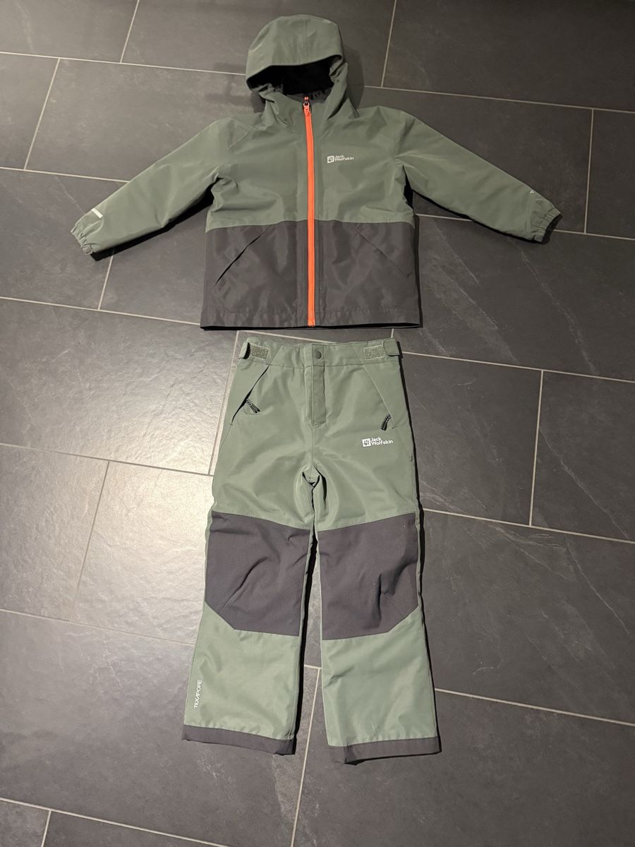 Lotti di vestiti: Jack Wolfskin Skianzug Kinder 116 – Usato da Oberwil BL venduto da napetak