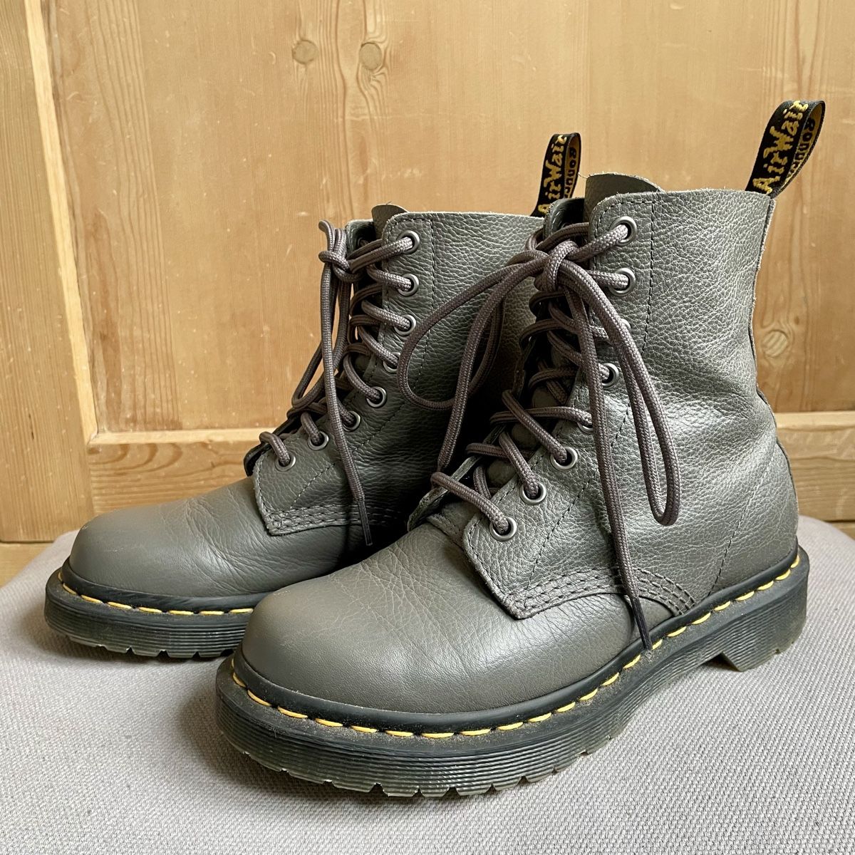 Dr. Martens Scarpe da uomo: Dr. Martens Grösse 37 Farbe grau – Usato da Felben-Wellhausen venduto da Scaccia7 1