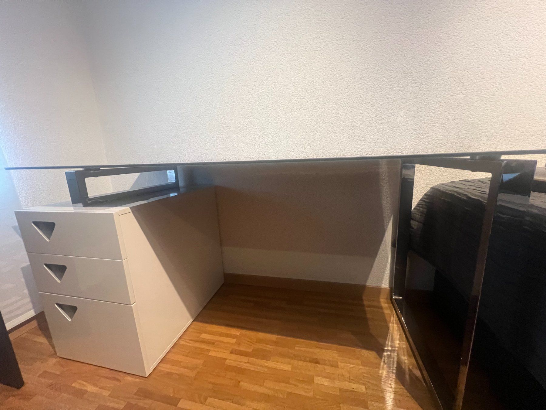 Schreibtische: Bureau moderne avec plateau en verre – Gebraucht aus Sugiez von ScKn 1