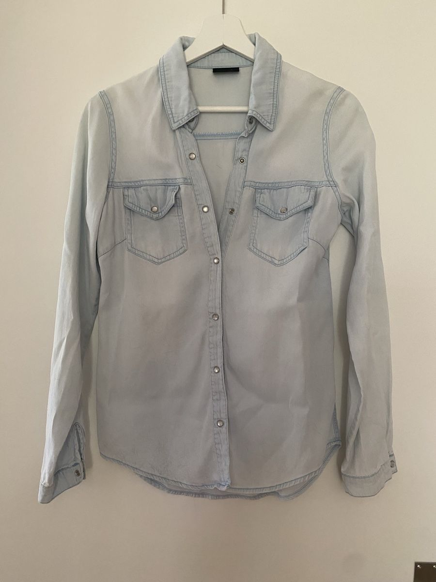 Blusen: Jeanshemd hellblau Grösse XS blau – Gebraucht aus Hinwil von Cookie_B