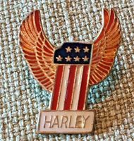 L925B - Pin Harley Davidson Nr. 1 Adler Flügel /