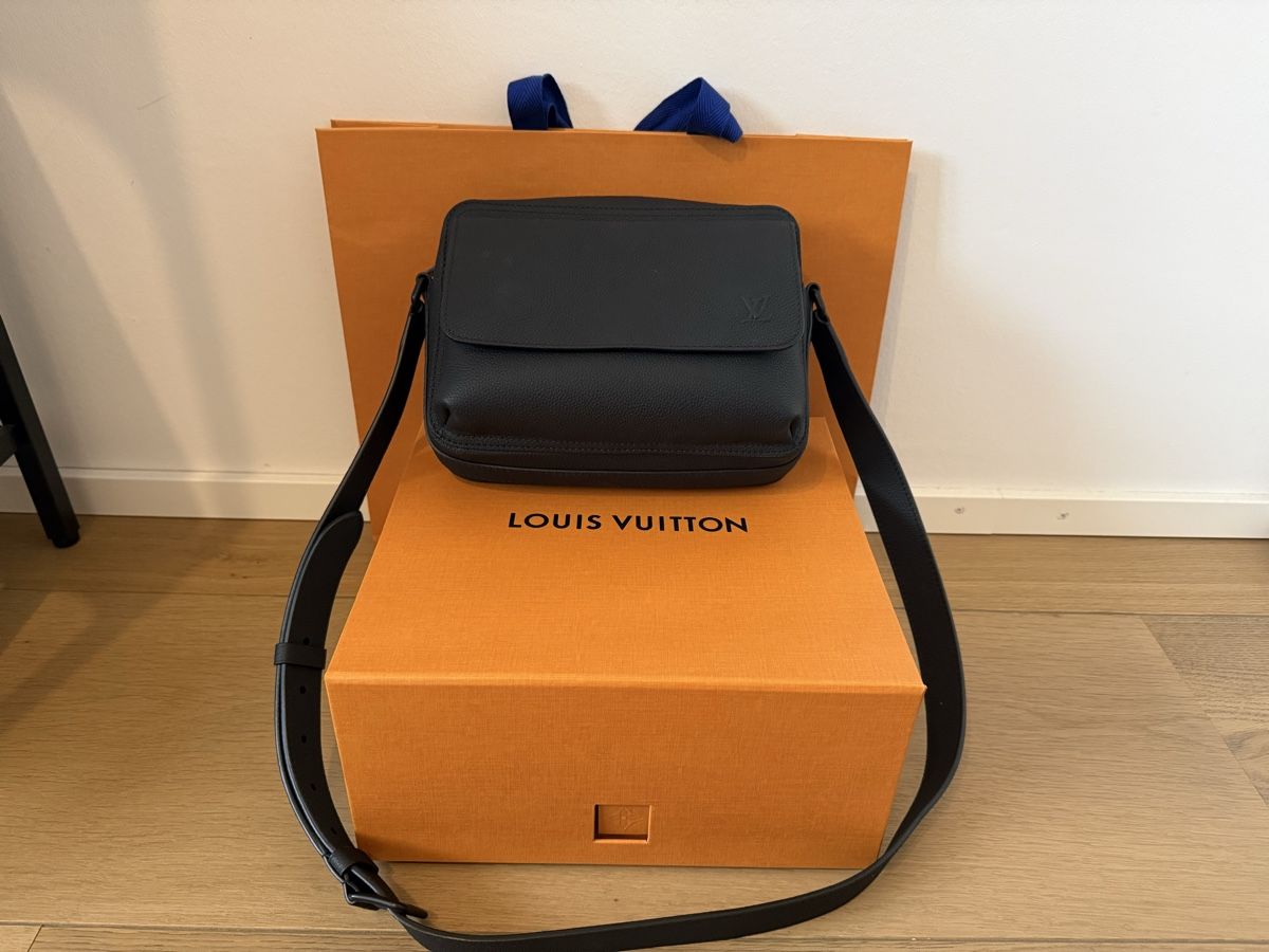 Louis Vuitton Borse: Louis Vuitton Bording Messenger Bag – Nuovo (secondo la descrizione) da Ettingen venduto da hin_qf7r