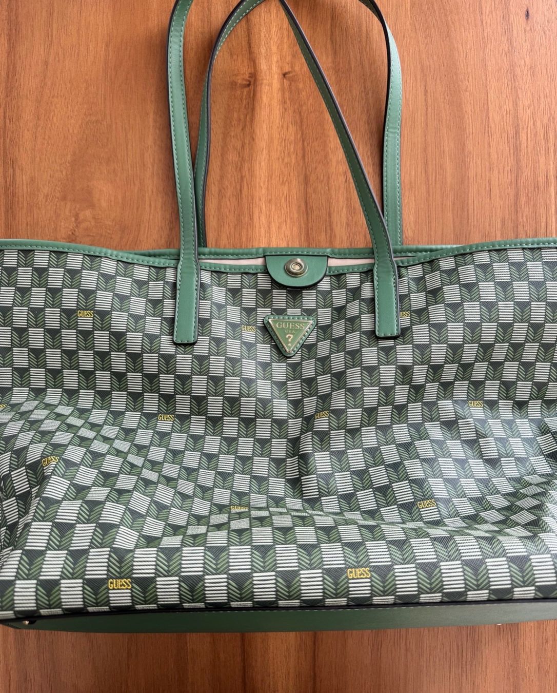 Guess Sacs femmes: Guess Shopper grün – D'occasion à Zürich par lea_s_97 2