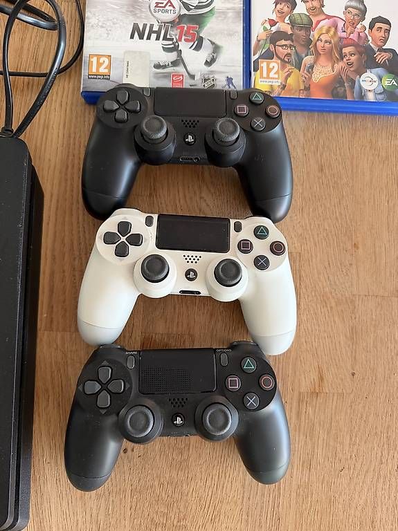 Console: Playstation 4 inkl 3x Controller & 4 Spiele – Usato da Rapperswil SG venduto da msc_87j2 1