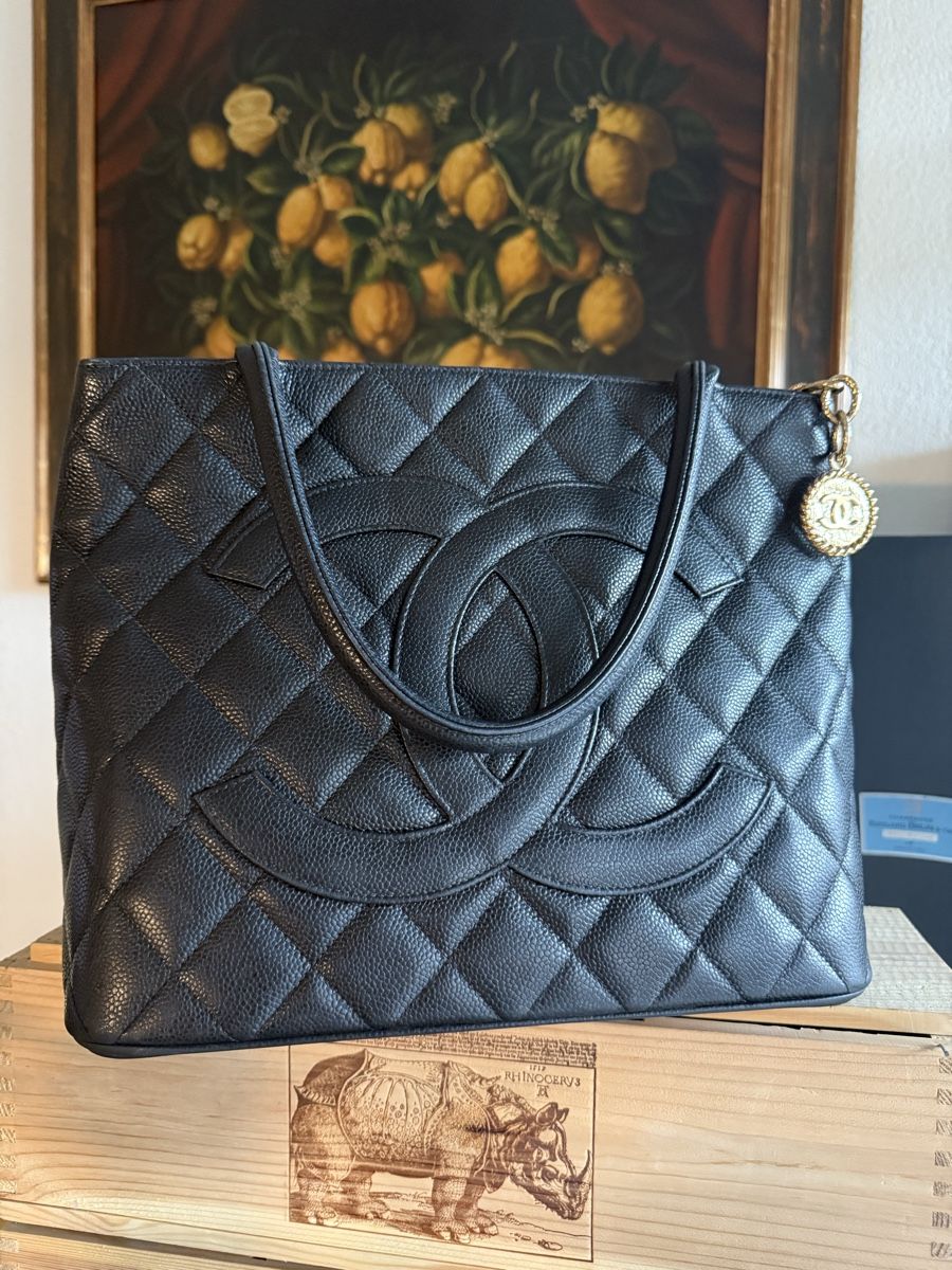 Chanel Taschen für Damen: Chanel Shopper Gestepptes schwarzes 'Caviar'-Leder – Gebraucht aus Olten von ale_nb2x 3