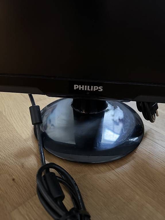 Ecrans: Bildschirm PHILIPS 244E2/SB E-LINE 24'' TFT BLACK – D'occasion à Therwil par niggidaetsch 1