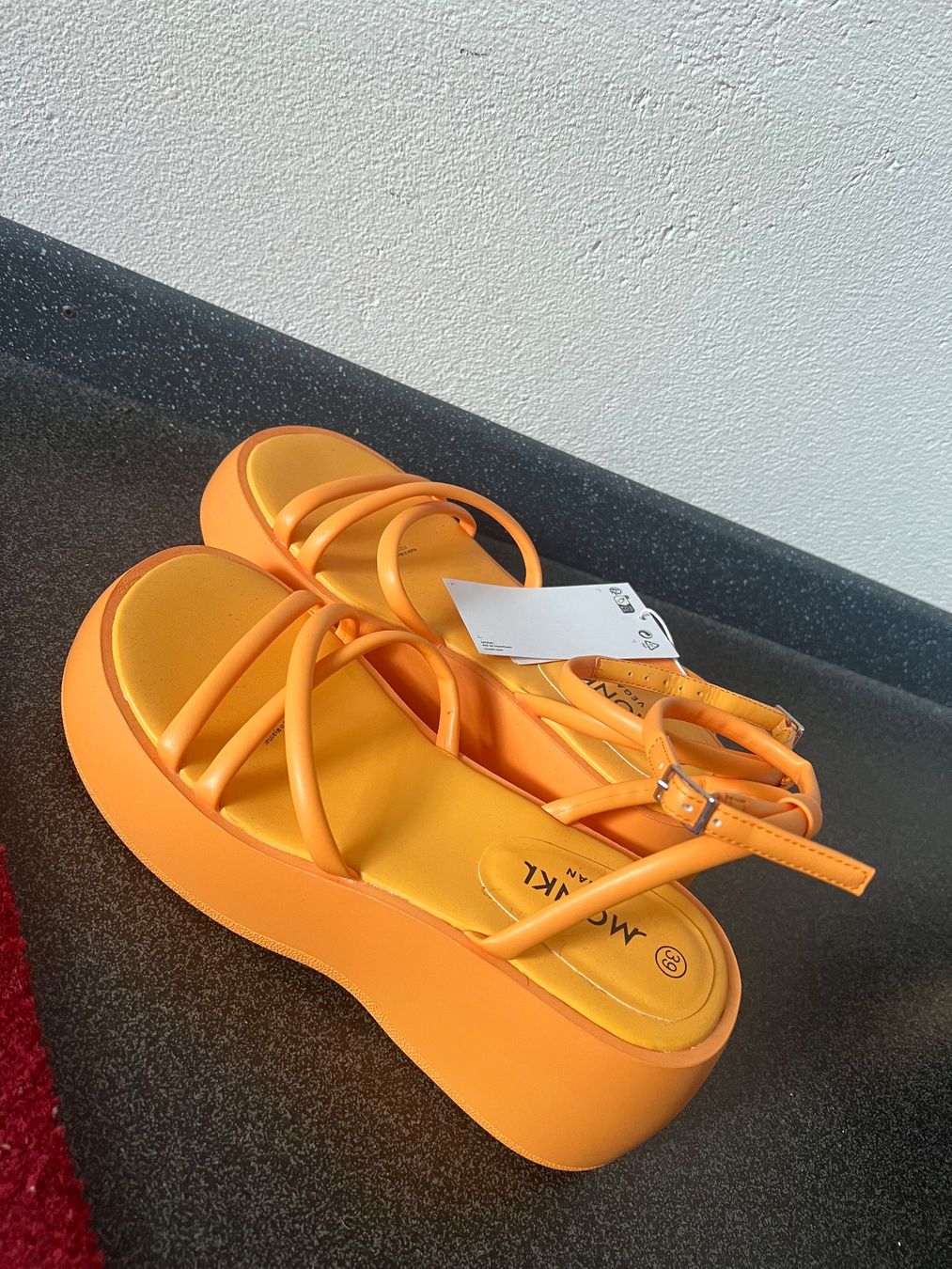 Monki Damenschuhe: Orange Sandalen – Neu und originalverpackt aus Benken SG von lek_dz2k