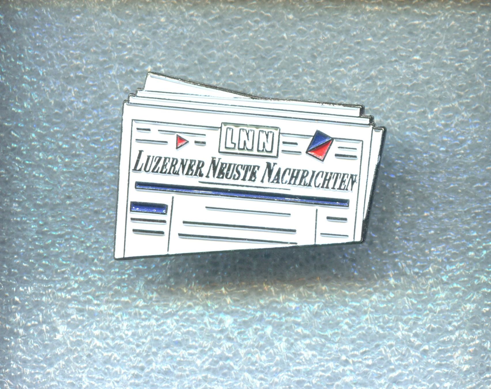Placchette & Badge: LUZERNER NEUSTE NACHRICHTEN – Usato da Winterthur venduto da Sammleroase