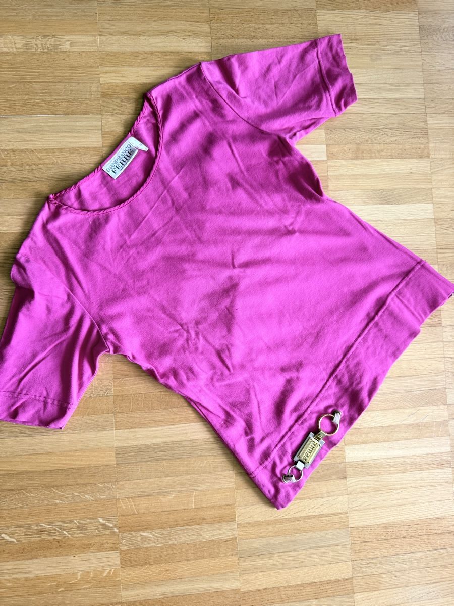 Gianfranco Ferre T-shirt: Gianfranco Ferre pink t-shirt – Usato da Kilchberg ZH venduto da san_hs8y