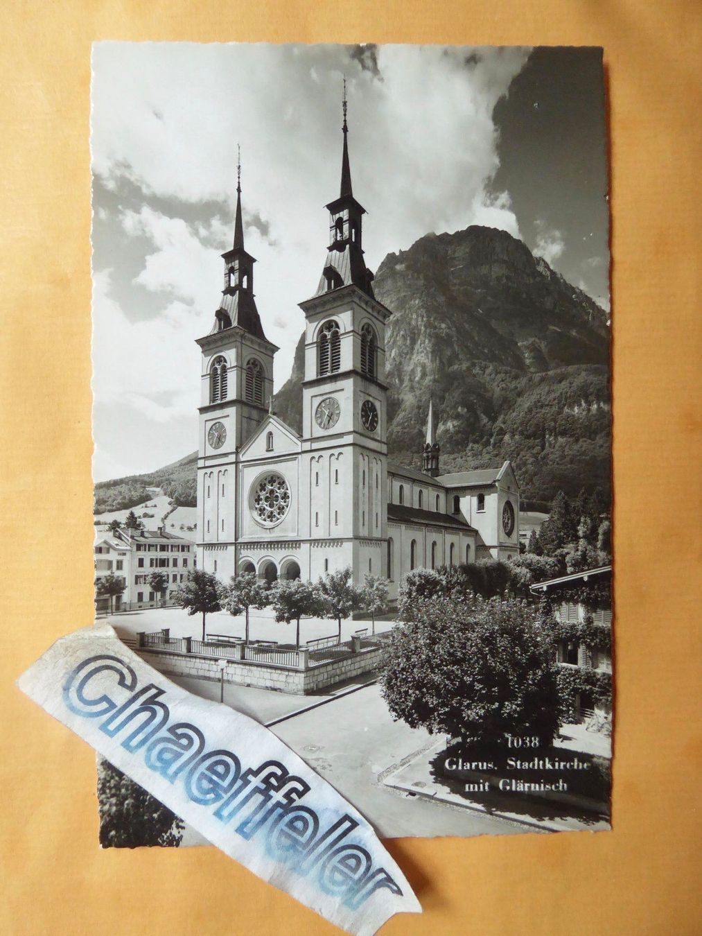 Cartoline postali: 1038 Glarus, Stadtkirche mit Llänisch – Usato da Zürich venduto da Chaeffeler