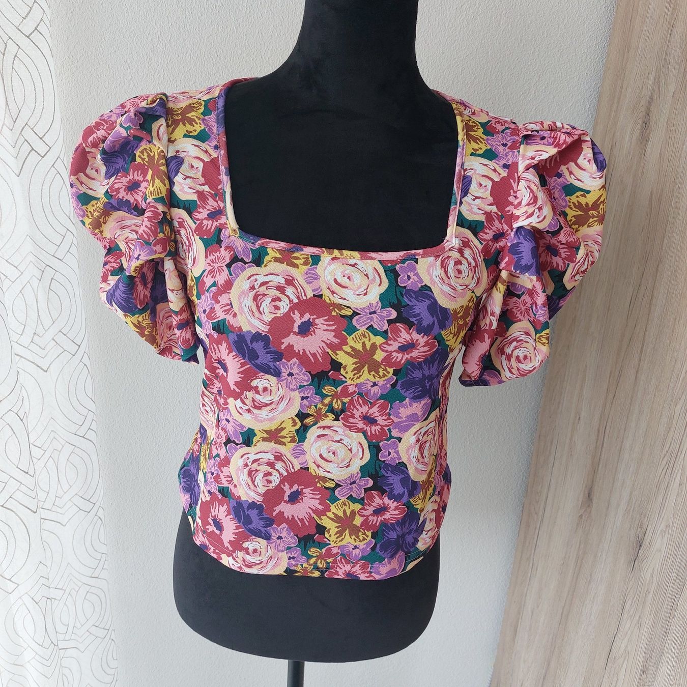 T-shirt: Shirt mit Puffärmeln mit Blumenmuster – Nuovo e nell'imballaggio originale da Muri AG venduto da ReBoutique