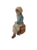 Schöne Porzellanfigur "Junge mit Hut auf Paket" ab CHF 19.-